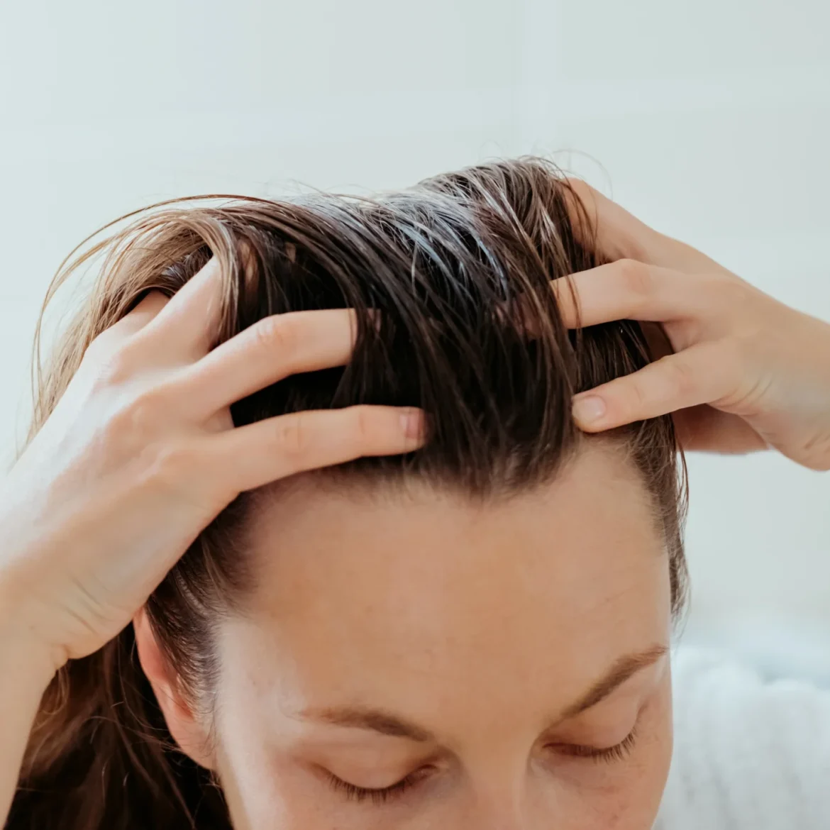 Vrouw geeft hoofdmassage voor snellere haargroei