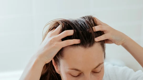 Vrouw geeft hoofdmassage voor snellere haargroei