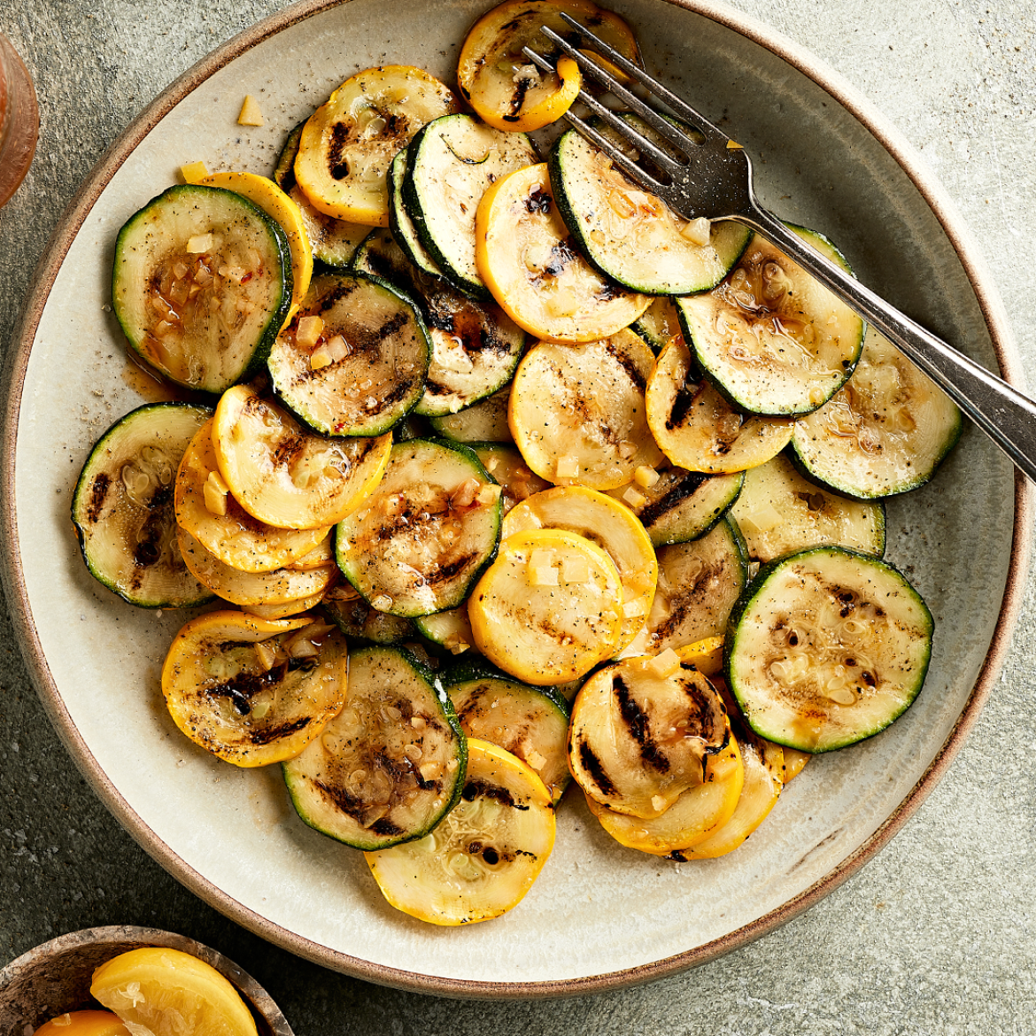 Zó simpel en altijd goed: gegrilde courgette met harissa en ingelegde citroen