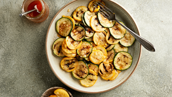 Zó simpel en altijd goed: gegrilde courgette met harissa en ingelegde citroen