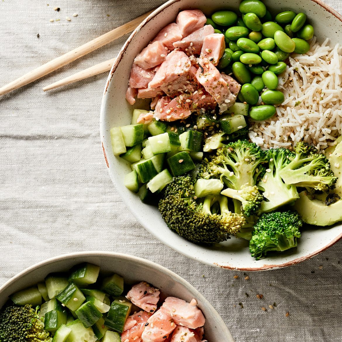 Razendsnel bakje geluk: pokébowl met geschroeide zalm en sesammayo