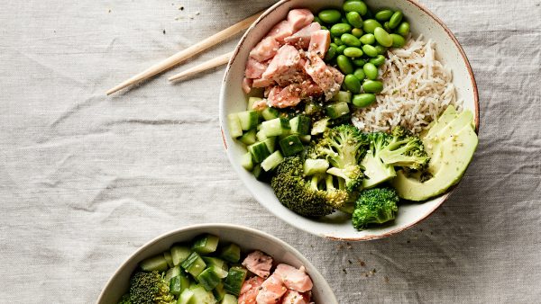 Razendsnel bakje geluk: pokébowl met geschroeide zalm en sesammayo