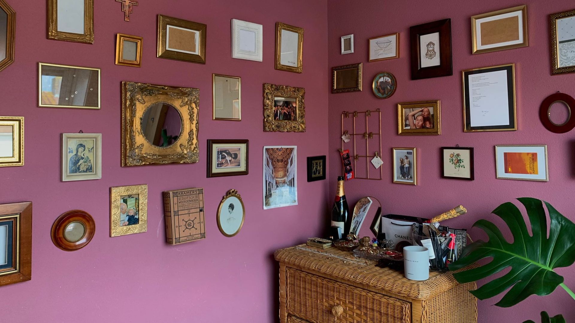 Interieur roze muur gouden lijstjes