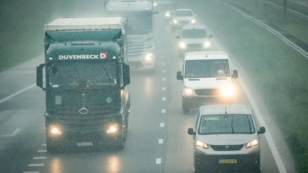 code geel knmi weer storm aitor auto's weg regen