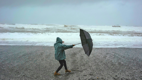 Zware windstoten en verkeershinder: KNMI waarschuwt voor storm Aitor