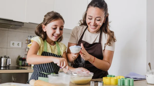 moeder en dochter bakken