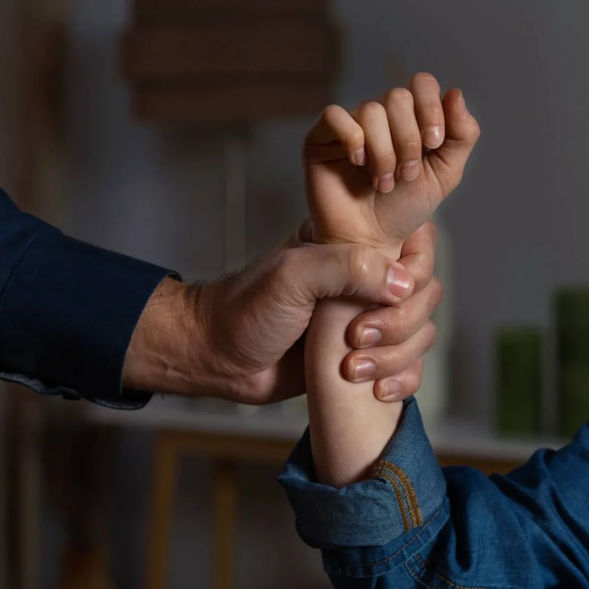 Man grijpt arm van vrouw