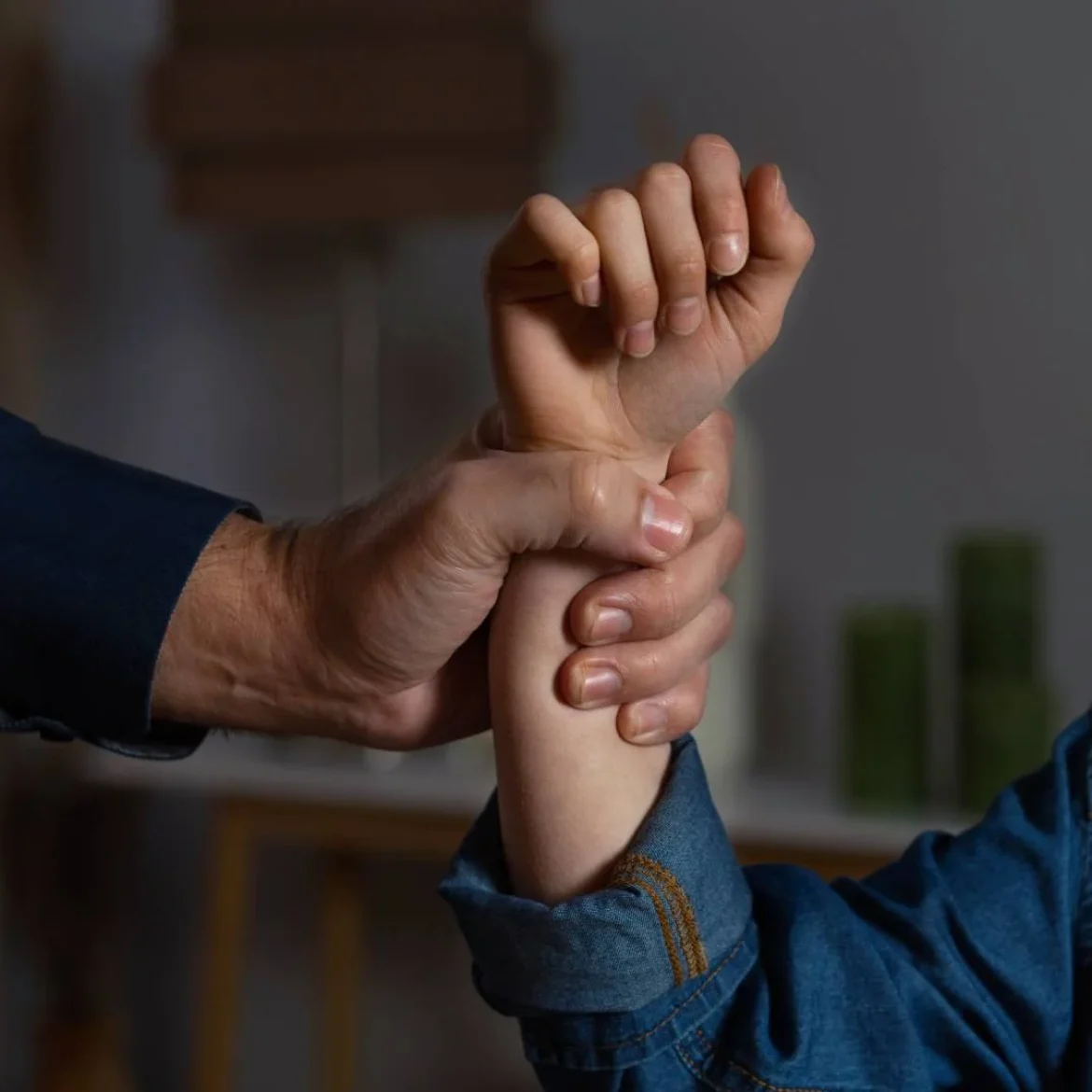 Man grijpt arm van vrouw