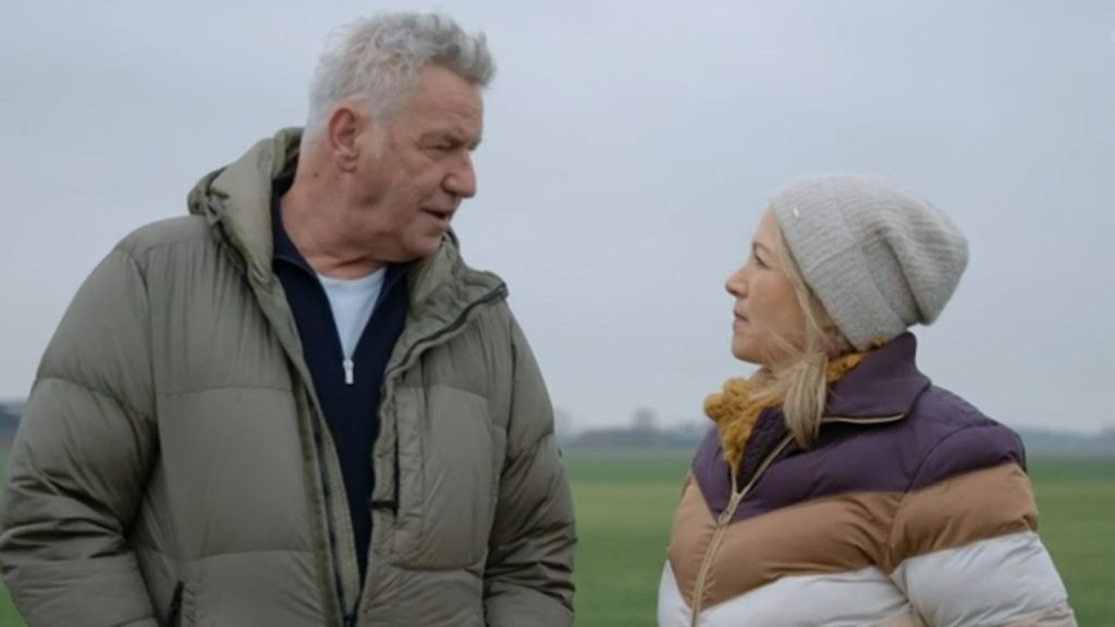 Yvon Jaspers praat met boer Jos over het stoppen van zijn bedrijf in 'Onze Boerderij'