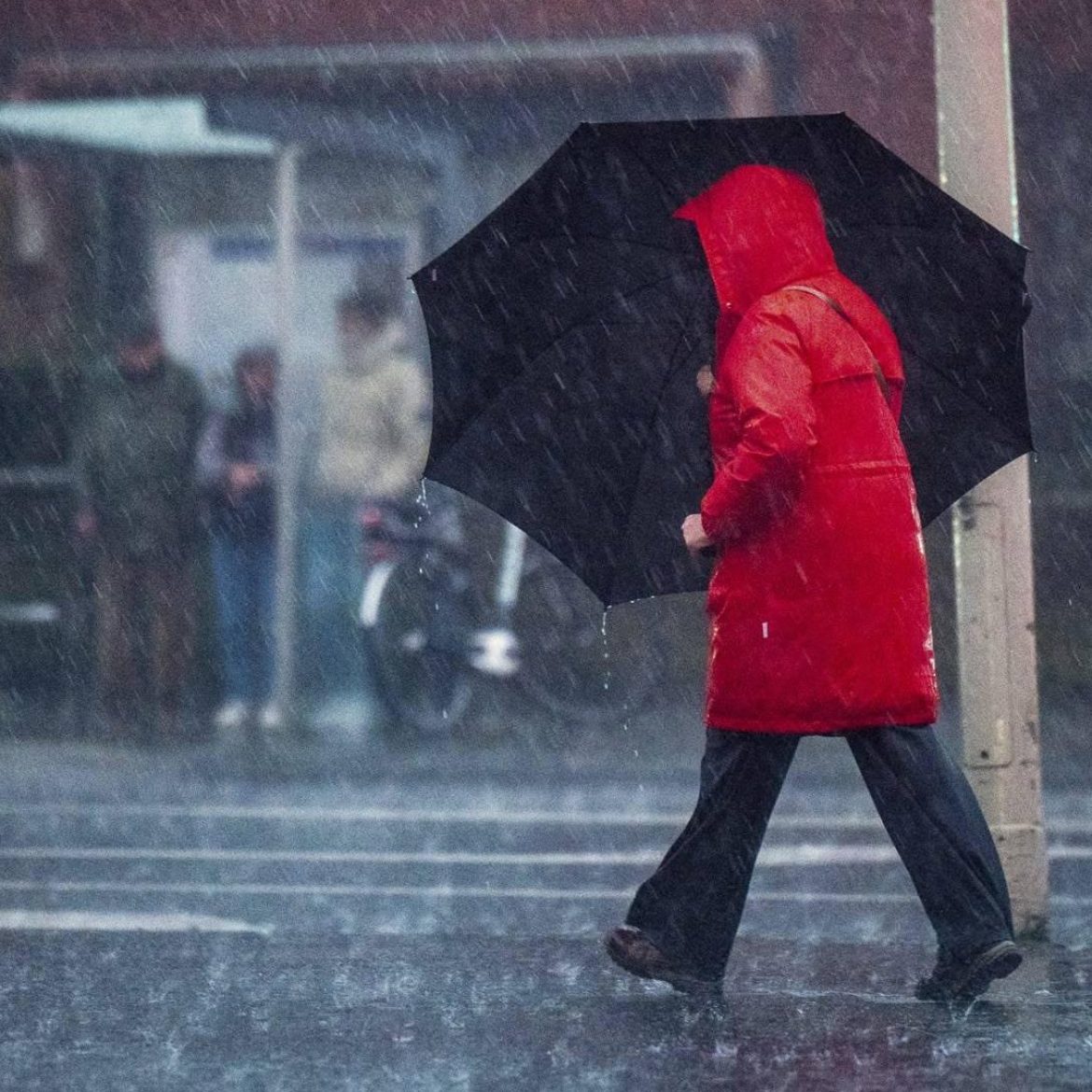 vrouw met paraplu in regen