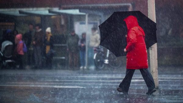 vrouw met paraplu in regen