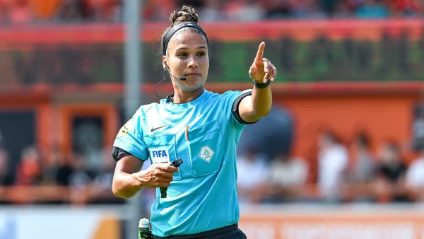 Shona Shukrula fluit als eerste vrouw in betaald mannenvoetbal