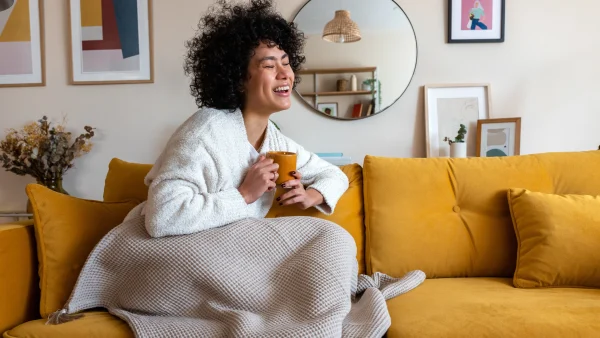 Vrouw op bank tijdens slecht weer