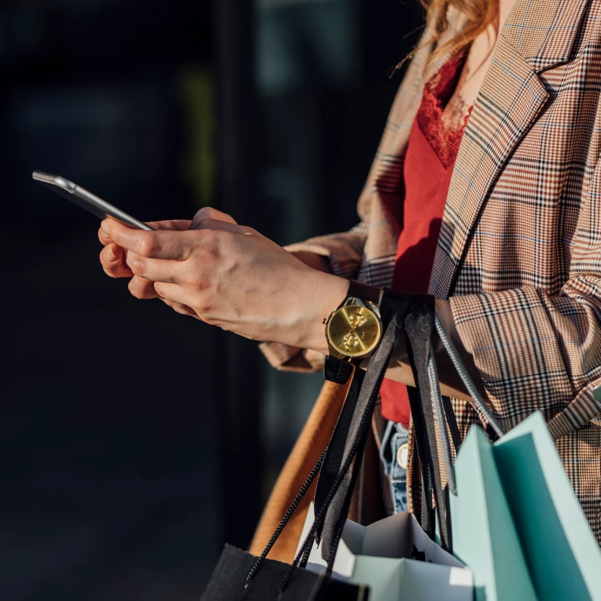 vrouw met shoptassen