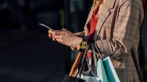 vrouw met shoptassen