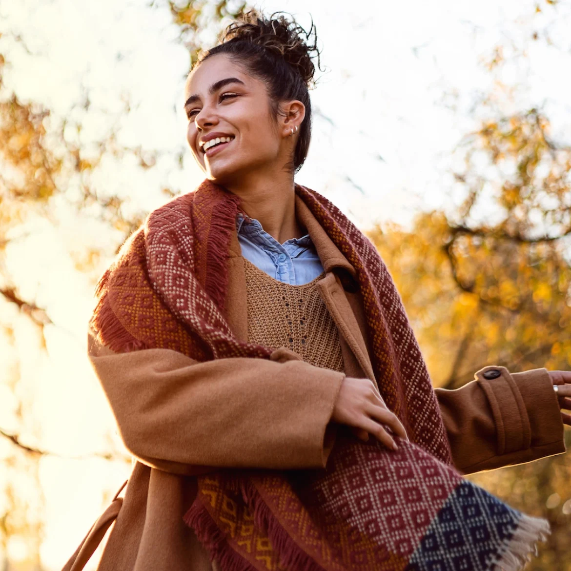 vrouw in herfstkleding