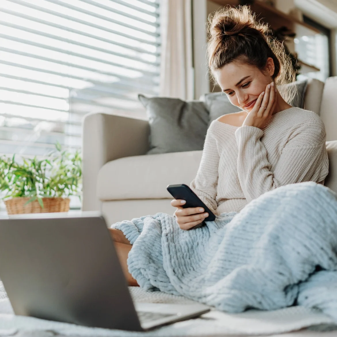 vrouw met laptop en plaid