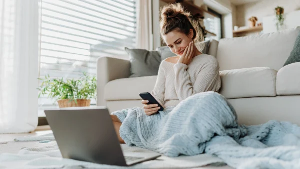 vrouw met laptop en plaid