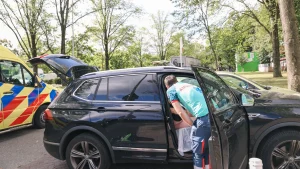 Thumbnail voor Sanne kon in geen enkel ziekenhuis terecht en beviel in de auto: 'We zaten nog niet op de ring en ik kreeg al persdrang'