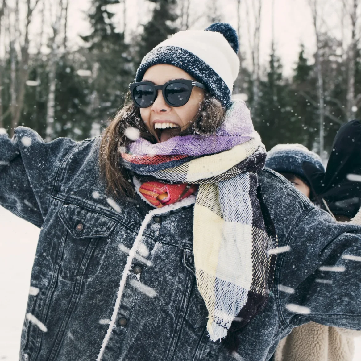 wintersport vrouw in sneeuw vrolijk