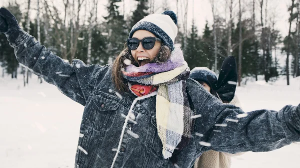 wintersport vrouw in sneeuw vrolijk