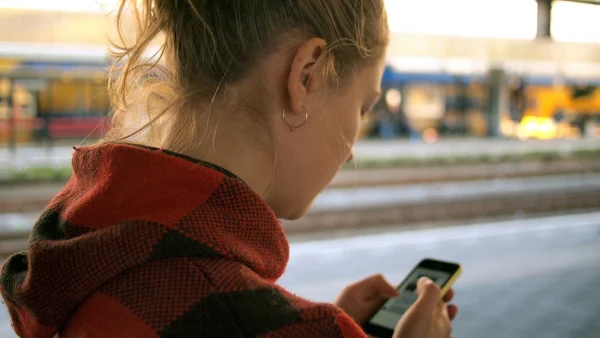 Vrouw kijkt op telefoon