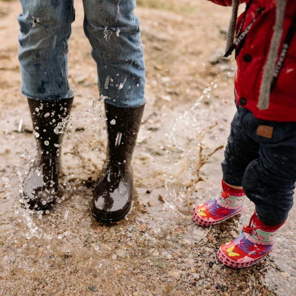 mensen met regenlaarzen