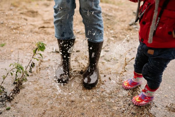 mensen met regenlaarzen