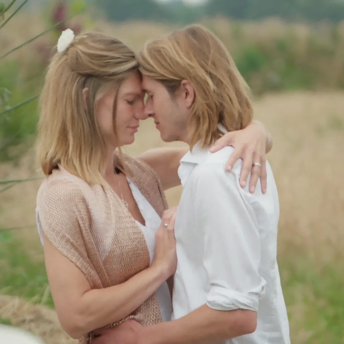 Dirk-Jan en Chantal kopen in 'Waar Doen Ze Het Van?' tweedehands kleding voor 'vertrouwdag'