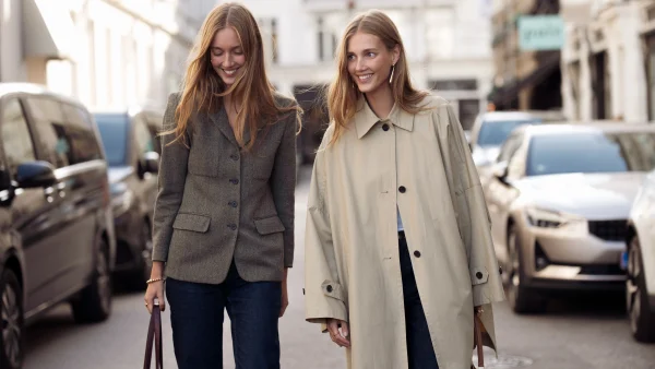 Twee vrouwen in tussenjassen op straat