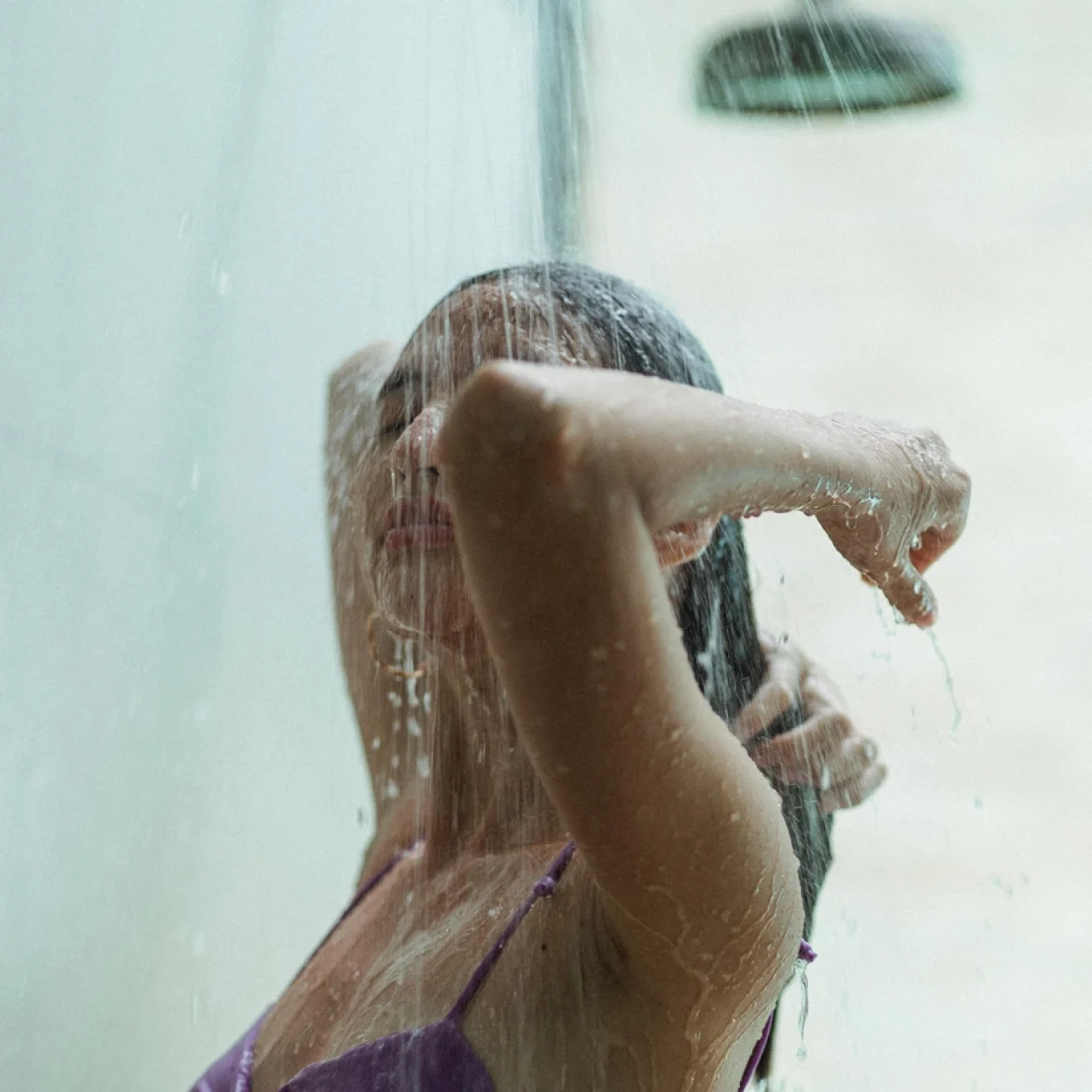 vrouw onder de douche