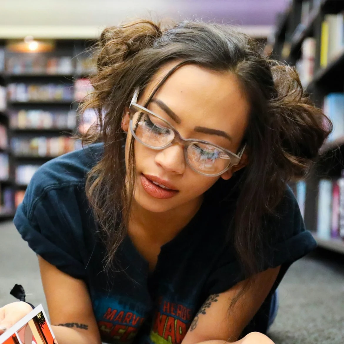 studieschuld student in bibliotheek