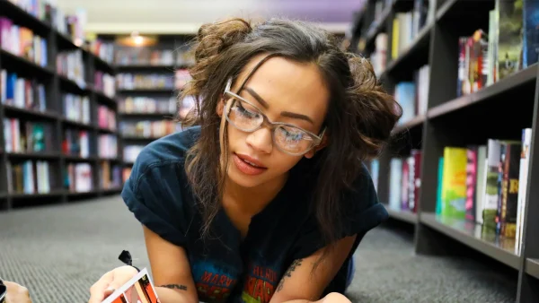 studieschuld student in bibliotheek