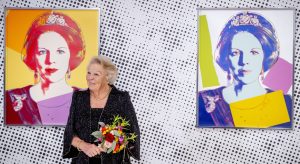 Thumbnail voor Prinses Beatrix oog in oog met haar beroemde Andy Warhol portret: 'En, lijkt het nog?'