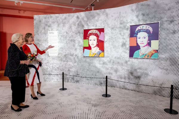 Prinses Beatrix bij opening tentoonstelling ‘Queens by Andy Warhol’