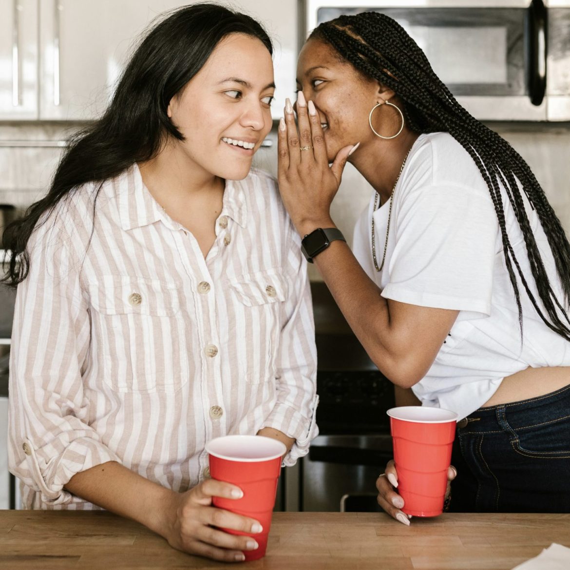 Twee vrouwen vertellen elkaar een geheim