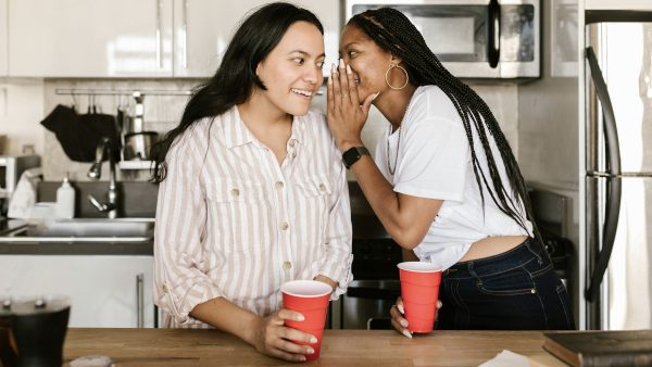 Twee vrouwen vertellen elkaar een geheim