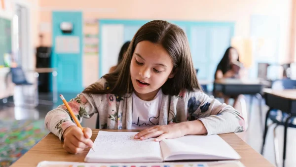 meisje op het basisonderwijs