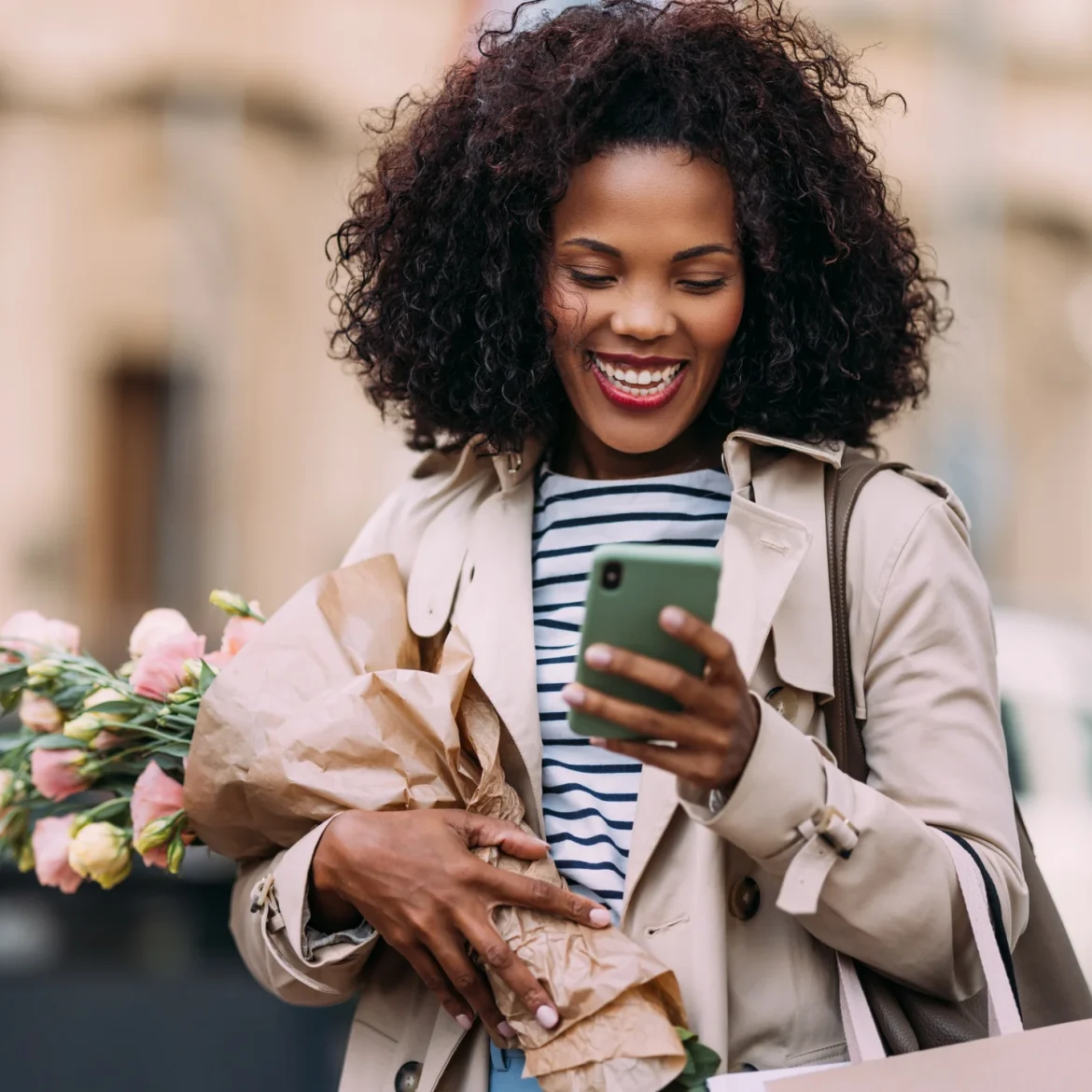 vrouw met bloemen en telefoon op straat herfst