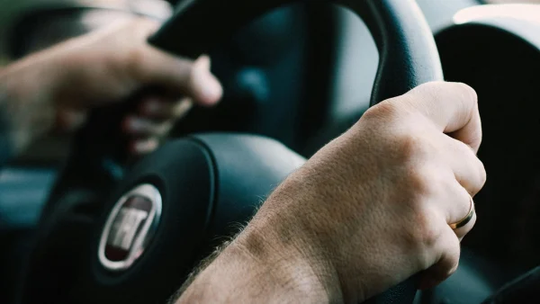 Passerende auto rijdt per ongeluk over hand van man heen na verkeersruzie