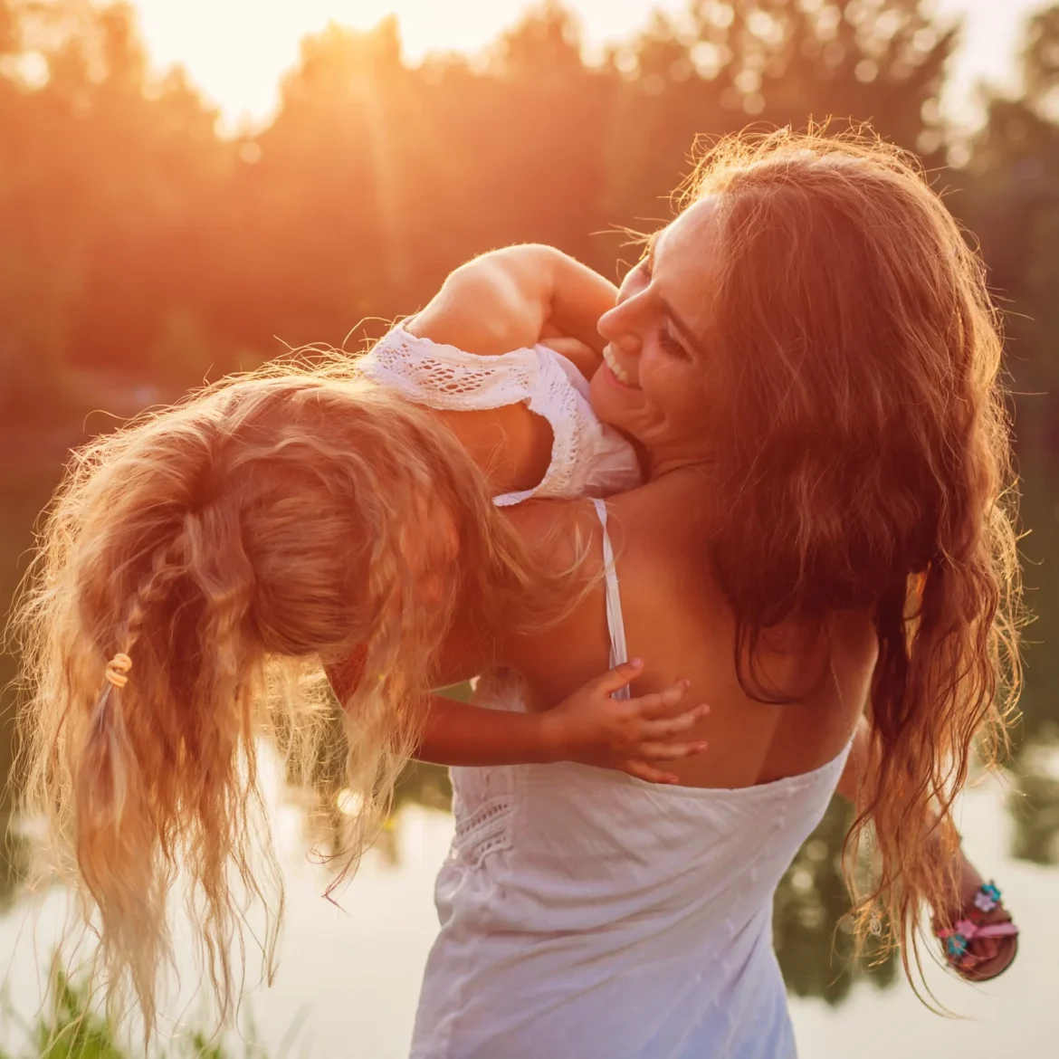 vrouw met kind zonsondergang weekend weg