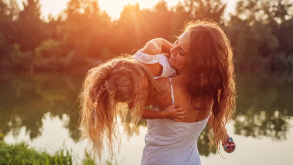 vrouw met kind zonsondergang weekend weg