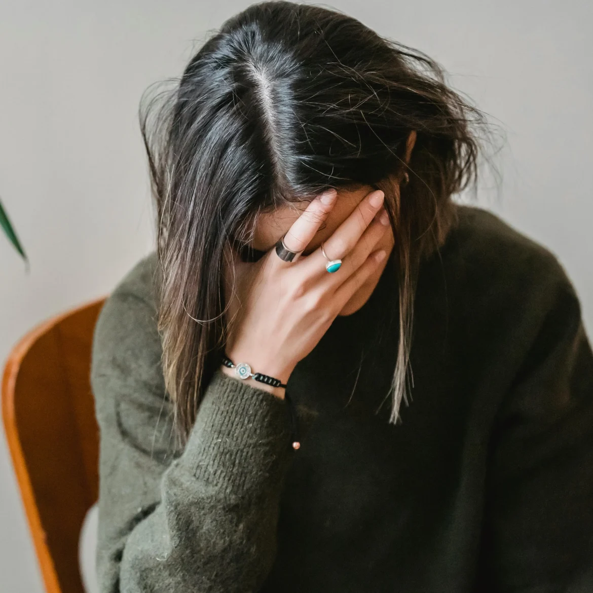 Vrouw met hoofd in haar handen