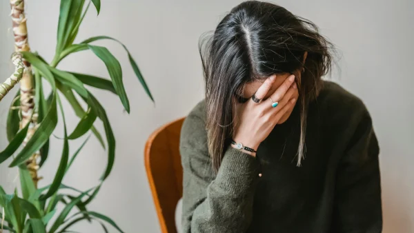 Vrouw met hoofd in haar handen