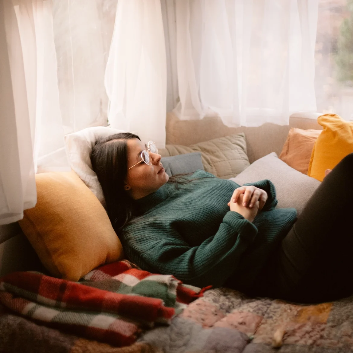 Vrouw in een camper