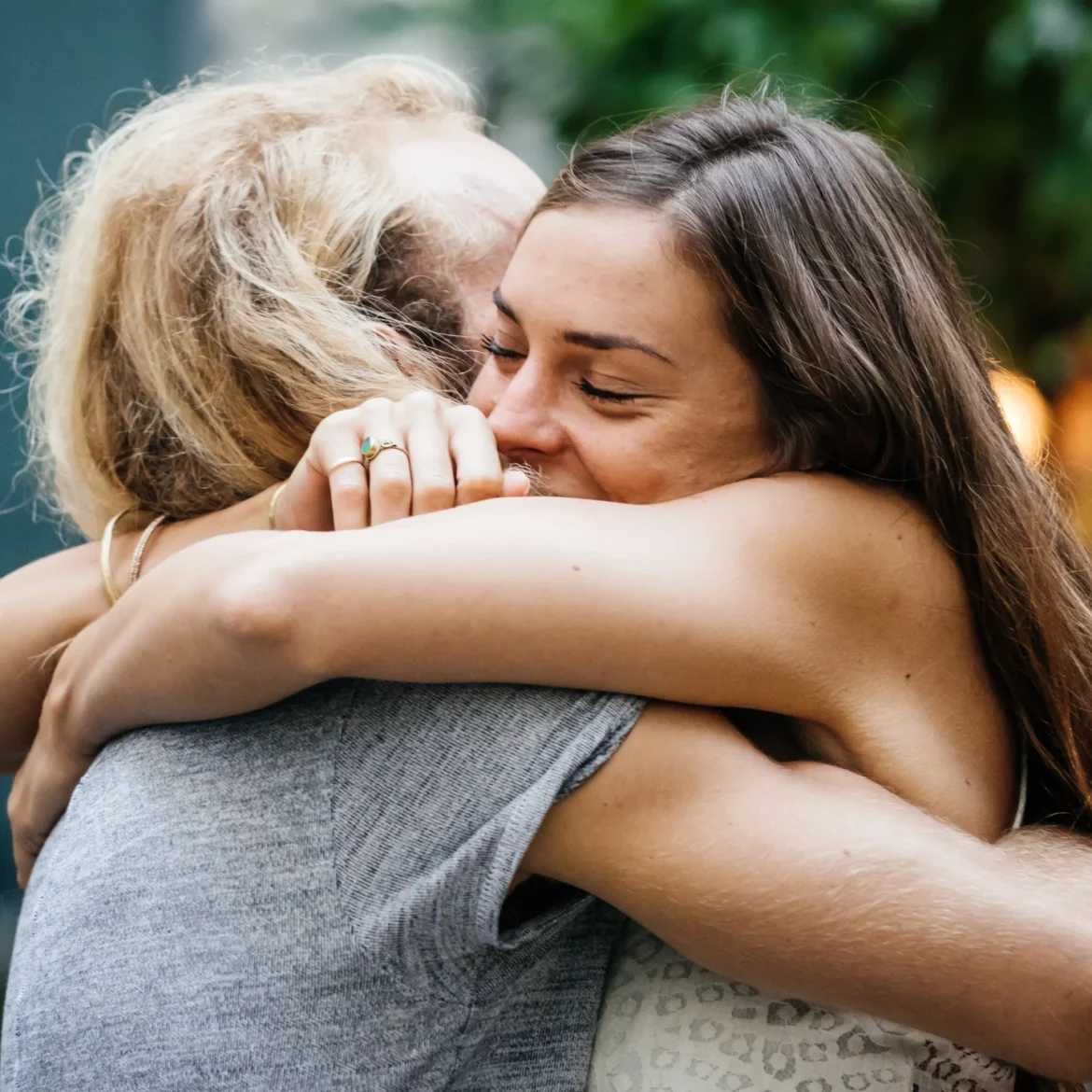 twee vrouwen knuffelen