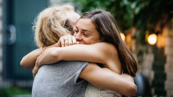 twee vrouwen knuffelen