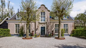 Thumbnail voor Dromerige architectuur, blinkende kroonluchters én een vleugje wild: in dit huis woon je in een sprookje