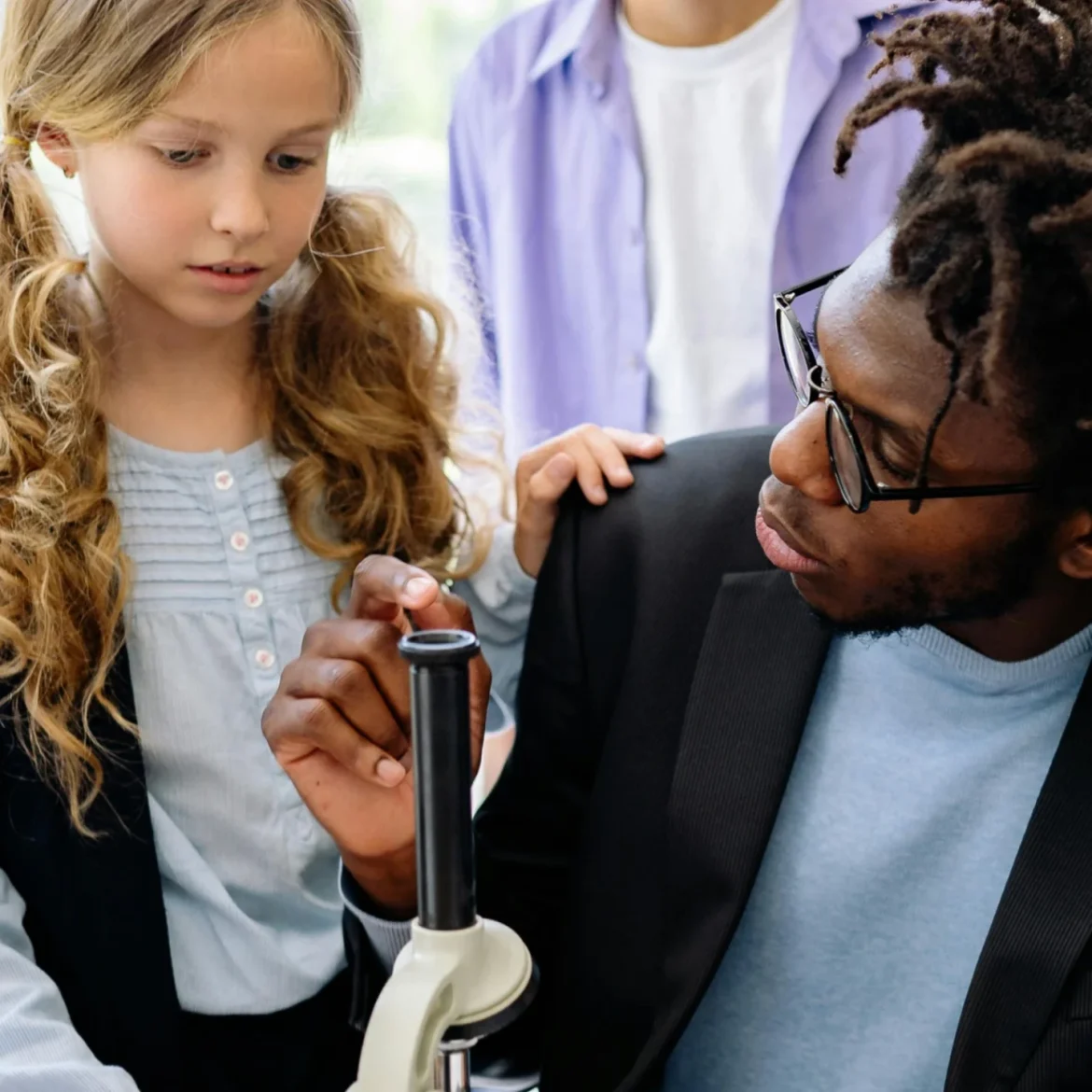 Een docent met drie leerlingen