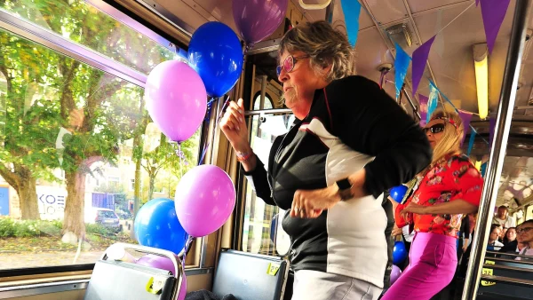 Een oudere vrouw aan het dansen in de ADE Soultram